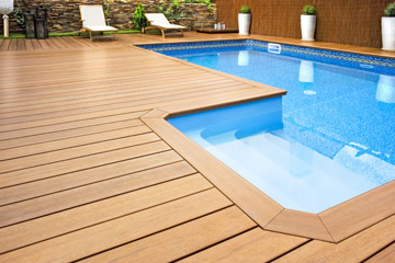 Blue swimming pool with wood flooring-Piscina madera